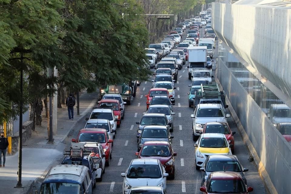 El parque vehicular en Jalisco crece sin freno, por lo que especialistas alertan por daños al medio ambiente.