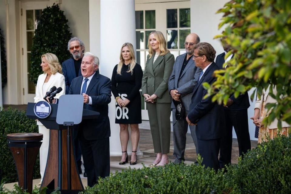 El creador y los actores de 'The West Wing' celebraron en la Casa Blanca los 25 años de la influyente serie.