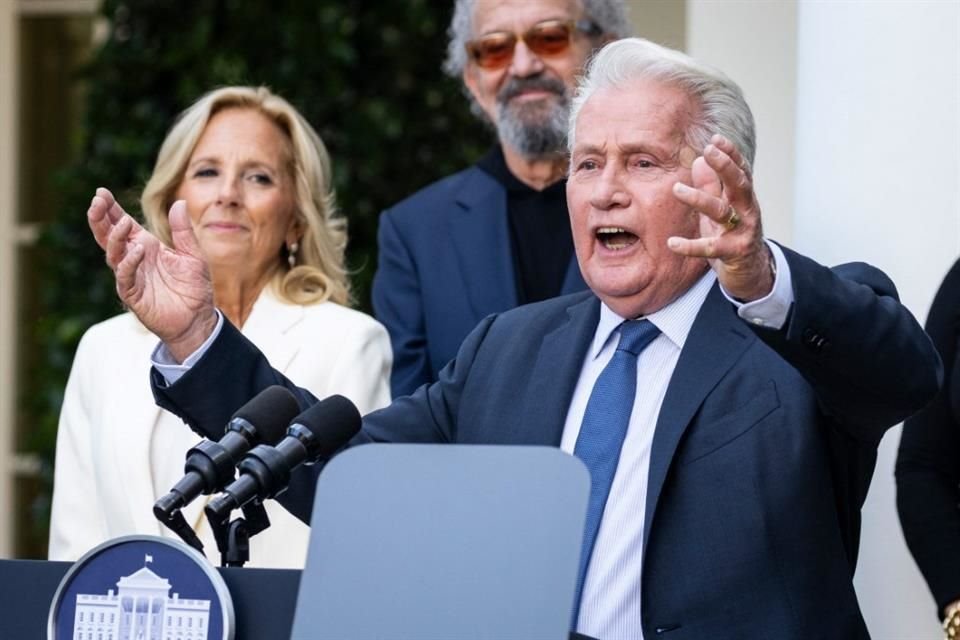 Martin Sheen, quien en el programa encarnó al ficticio mandatario de EU, dio un discurso, con la Primera Dama Jill Biden al lado.