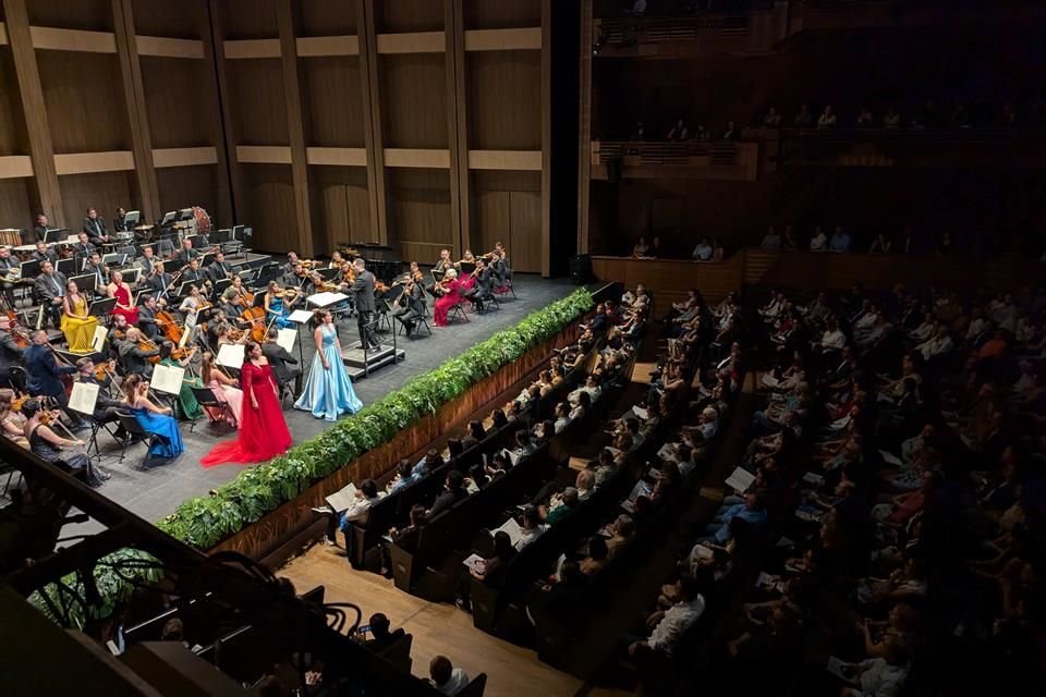 En el recital también estuvo la Orquesta Solistas de América bajo la dirección de Iván López Reynoso.