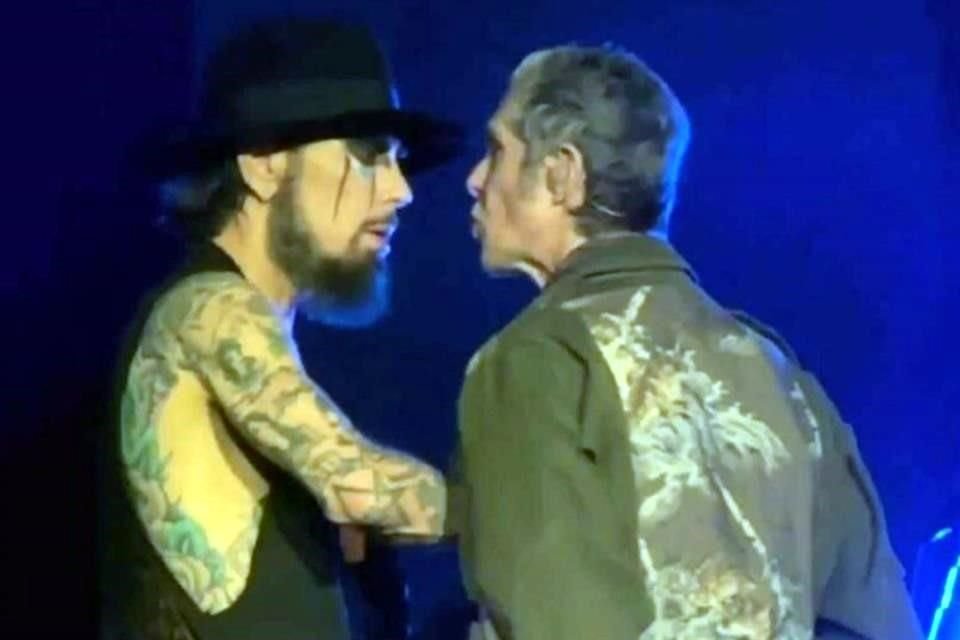 A inicios de septiembre, Farrell, mientras se encontraba en un escenario de Boston dando un show con la banda, protagonizó una acalorada discusión con el guitarrista Dave Navarro.