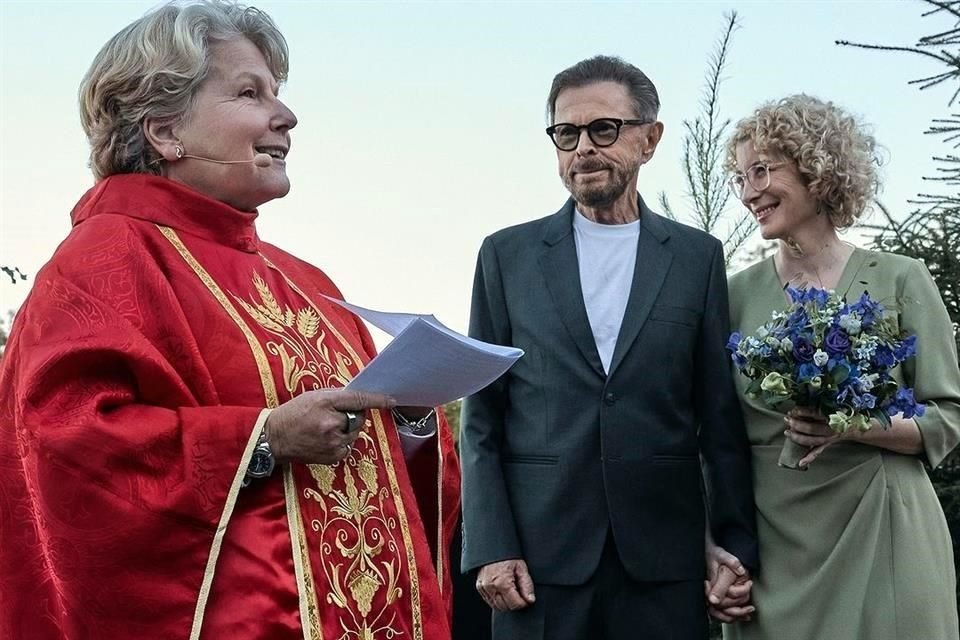 Para la ceremonia, Sandi Toksvig (izq.), quien es comediante y presentadora de televisión, fue quien ofició la boda de su amigo cantante, con quien ha trabajado en el pasado.