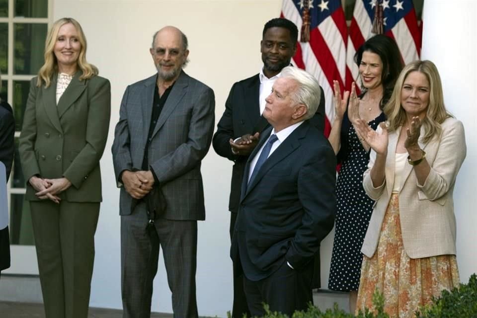 Al evento de aniversario, presidido por el presidente Joe Biden, también asistieron algunas estrellas del programa, como Martin Sheen, Janel Moloney, Emily Procter y Melissa Fitzgerald, entre otros.