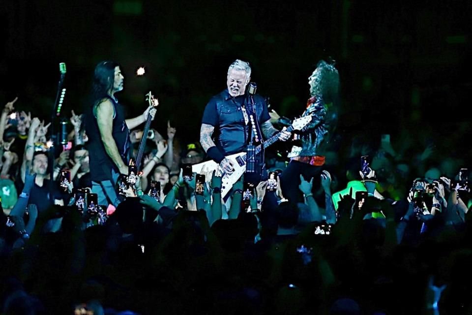 Metallica sorprendió a sus fans con su versión del tema 'La Negra Tomasa', de Caifanes, durante su segundo show en la CDMX.