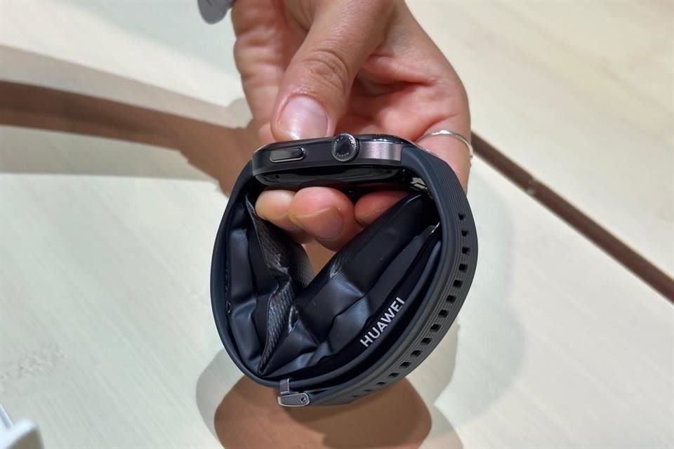 Huawei Watch D2 emplea un mecanismo de inflado de bolsas mediante una diminuta bomba incluida en el reloj.