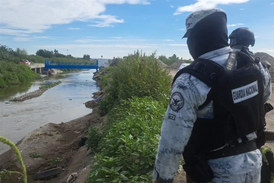 Cuando realizaba labores de limpieza en un canal de la zona de Santa Cruz del Valle, en Tlajomulco, el operador de una excavadora encontró el cadáver de un hombre.