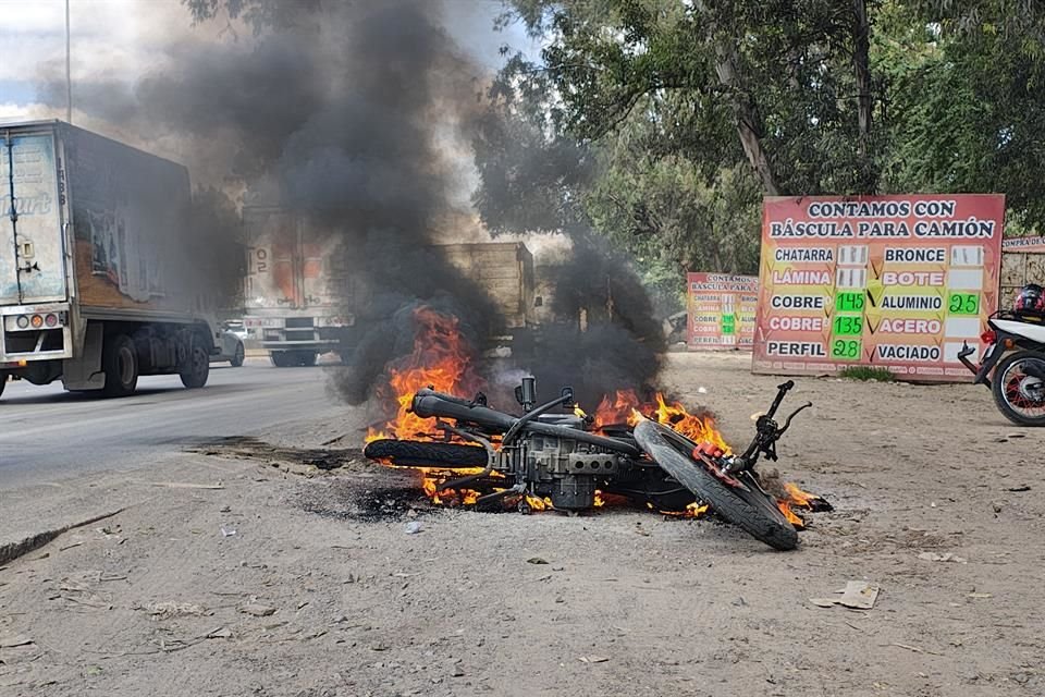 La muejer abordo de la moto fue auxiliada por otro motociclista, antes de que el vehículo se incendiara.