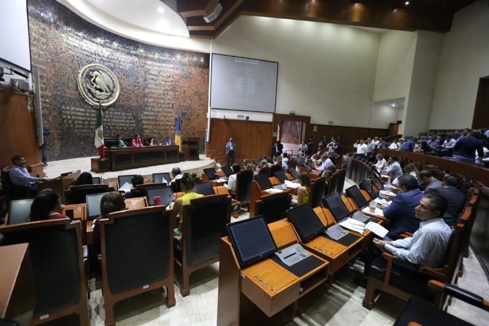 Avanza en el Congreso iniciativa de la emecista Gabriela Cárdenas para limitar sesiones maratónicas; queda pendiente aval del Pleno.