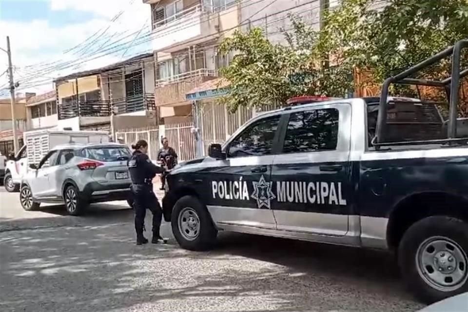 Una mujer fue detenida luego de que vecinos la reportaron mientras arrastraba un perro que llevaba amarrado de su camioneta.