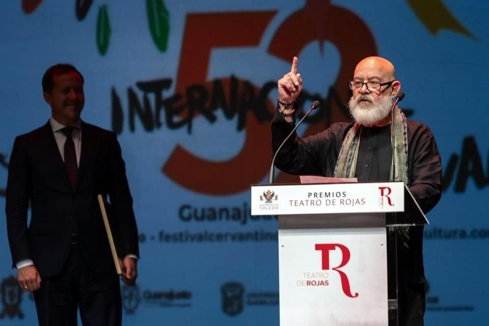 El galardón fue recibido, a nombre del Comité Organizador del FIC, por el director del Teatro Universitario de la Universidad de Guanajuato, Hugo Gamba.