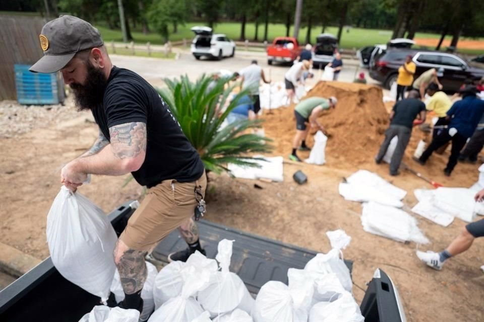 Florida ordenó cierre de escuelas, evacuaciones y declaró emergencia luego de que la tormenta tropical 'Helene' se convirtiera en huracán.