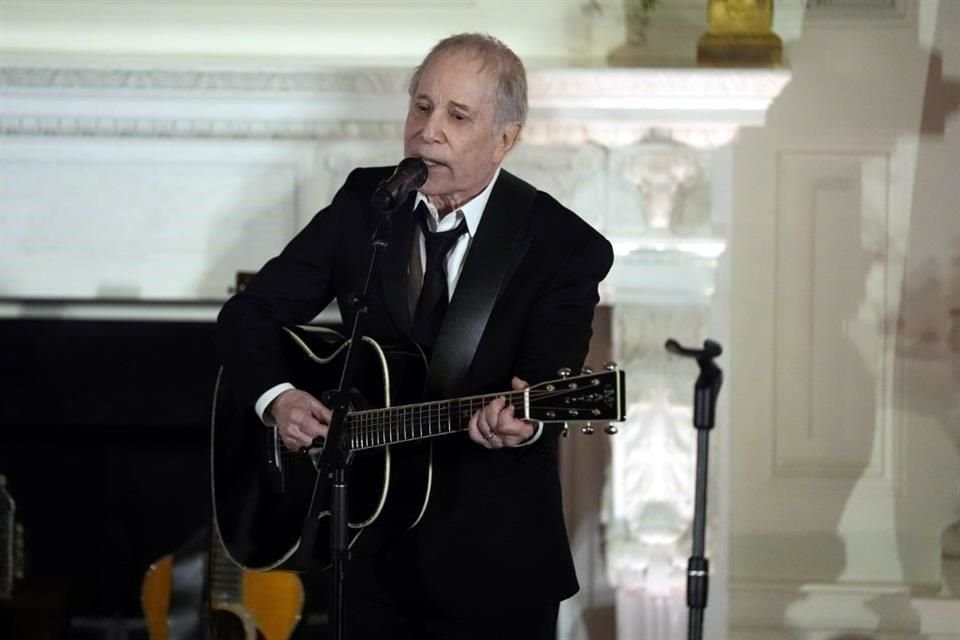 El reconocido cantautor Paul Simon, quien anunció que había perdido la audición del oído izquierdo, ofreció un show íntimo en Nueva York.