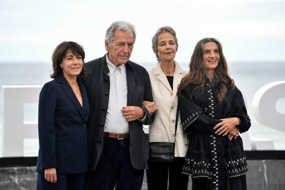 La actriz francesa Marilyne Canto, el director griego Costa Gavras, la actriz inglesa Charlotte Rampling y la actriz española Angela Molina promueven la película 'Le Dernier Souffle'.