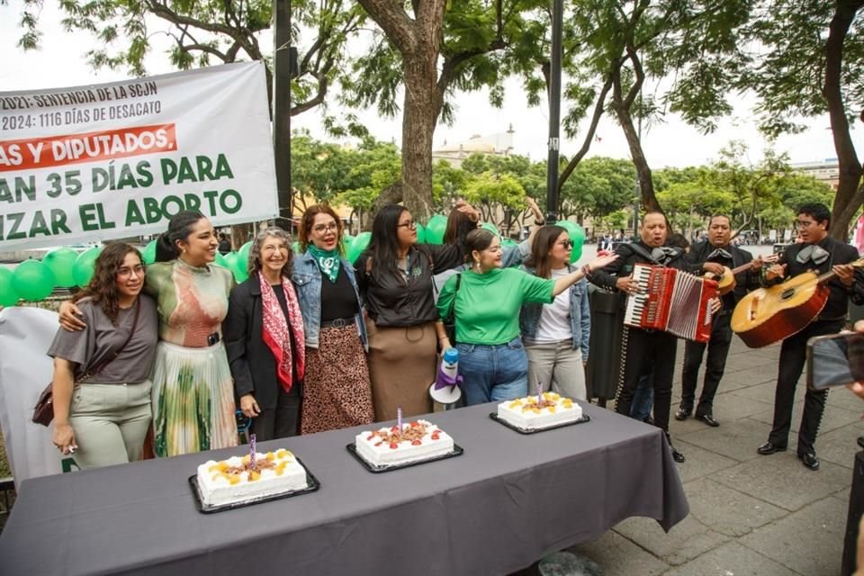 La diputada de Hagamos, Mara Robles, se sumó al grupo de las manifestantes que se instaló en la Plaza de la Liberación, frente al Palacio Legislativo.