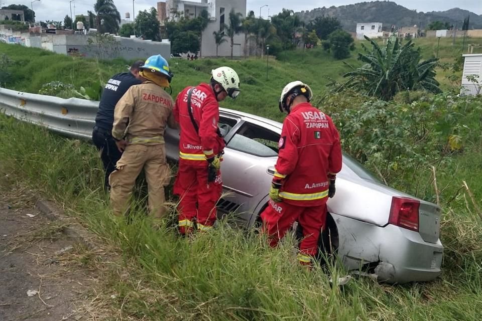 De acuerdo con la Comisaría de Zapopan, los oficiales se hallaron el vehículo gris en sentido de norte a sur.