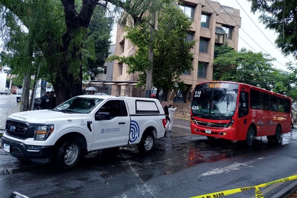 Sin importarles los pasajeros, los agresores le dispararon en la cara.