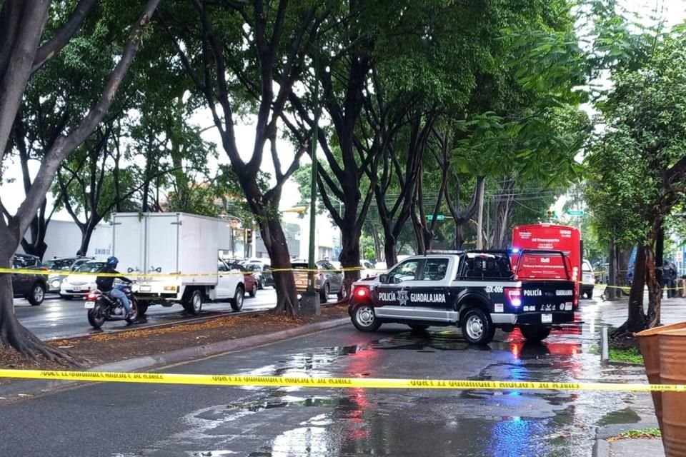 Solo una mujer resultó herida a causa de algunas esquirlas de cristal de las ventanas que salieron proyectadas.