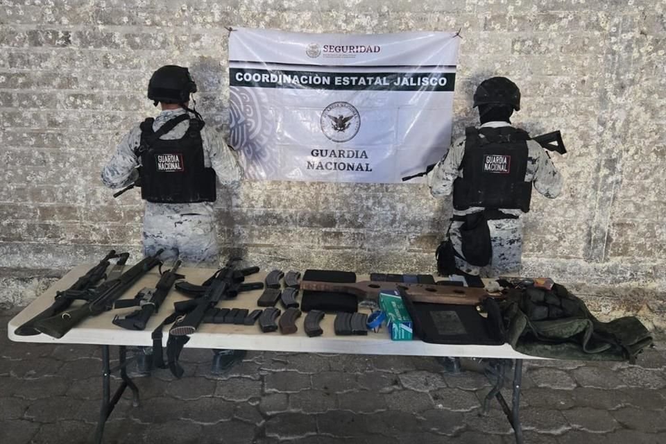 Las autoridades les aseguraron 4 armas de fuego largas, 2 armas de fuego cortas, varios chalecos balísticos, 16 cargadores para arma larga, 4 para armas cortas y mariguana.