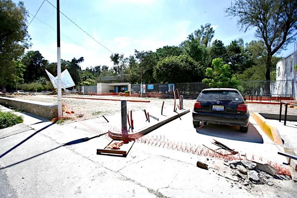 El estacionamiento tenía escombro acumulado.