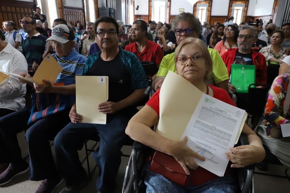 Habitantes de Guadalajara recibieron los títulos de propiedad de sus predios.