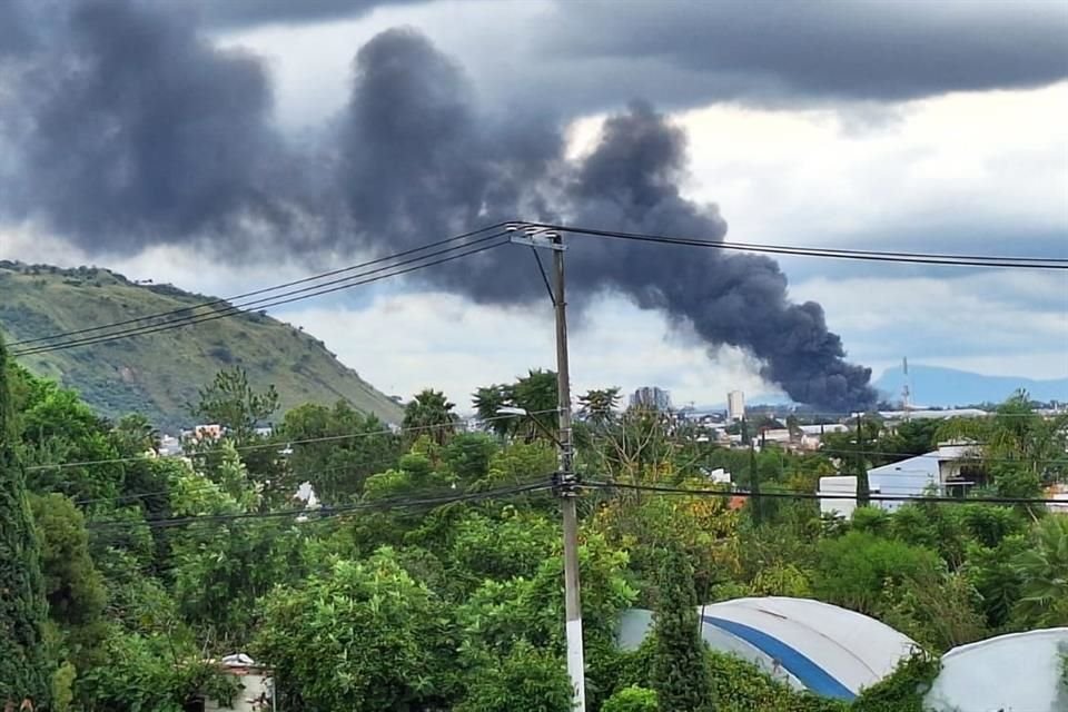 Bomberos de Zapopan combaten un incendio en la tienda Walmart, ubicada en Periférico y Avenida Guadalupe.