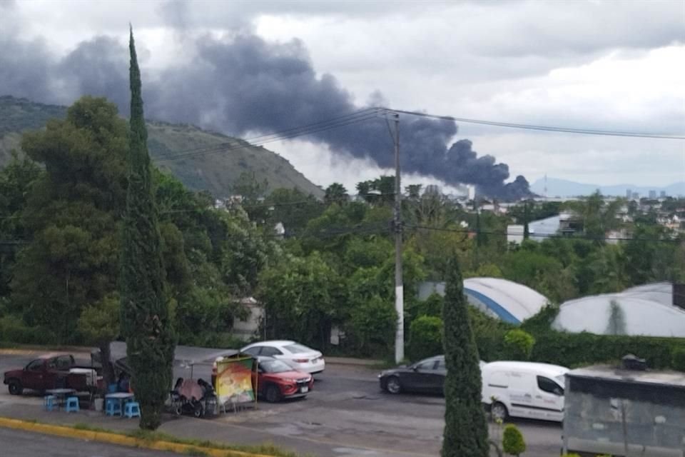 Bomberos de Zapopan combaten un incendio en la tienda Walmart, ubicada en Periférico y Avenida Guadalupe.