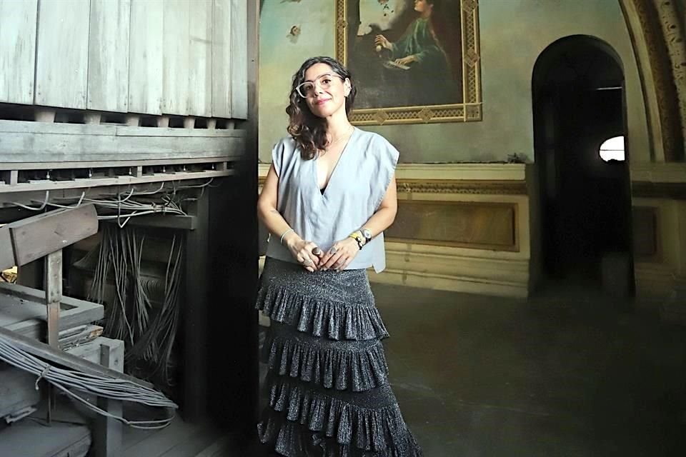 Selene Velázquez en el coro del Templo de Nuestra Señora de los Dolores, junto al órgano que funcionó hasta la década de 1940. Al fondo, un cuadro de Santa Cecilia, patrona de los músicos.