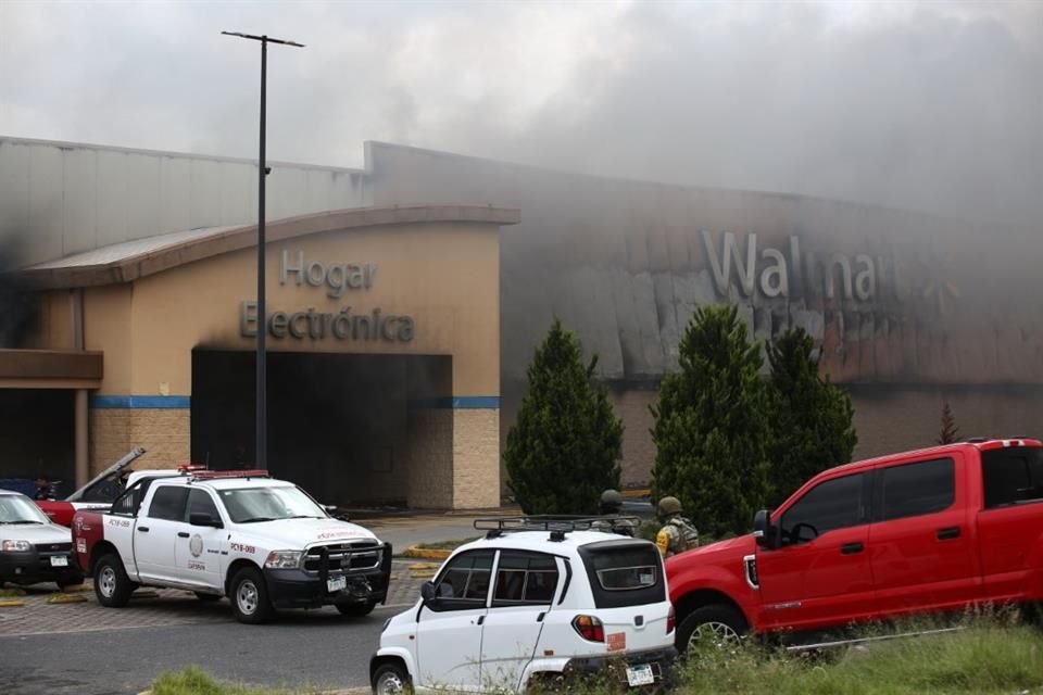 Los empleados del Walmart intentaron apagar el fuego ellos mismos con extintores, de acuerdo con videos que circularon en redes sociales.