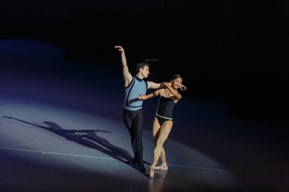 Les Grands Ballets Canadiens durante ensayo.
