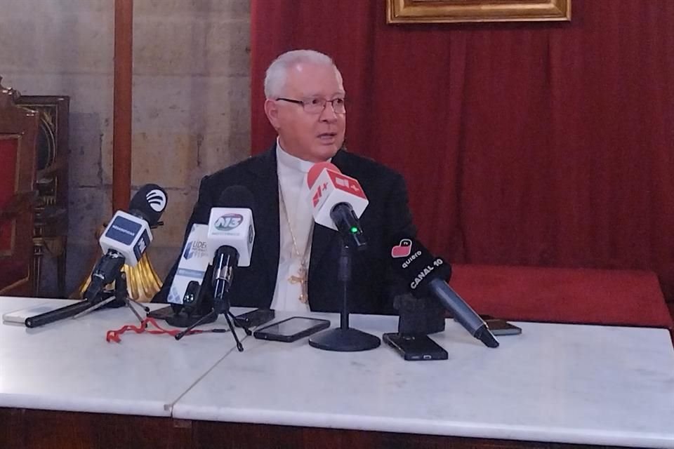 El Cardenal Francisco Robles Ortega durante la rueda de prensa, después de la misa de las 12 en Catedral.