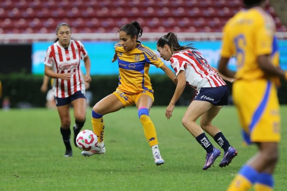 Con regreso goleador de Carolina Jaramillo, Chivas Femenil rescató un agónico empate 1-1 ante Tigres, en el juego de la jornada 13. 
