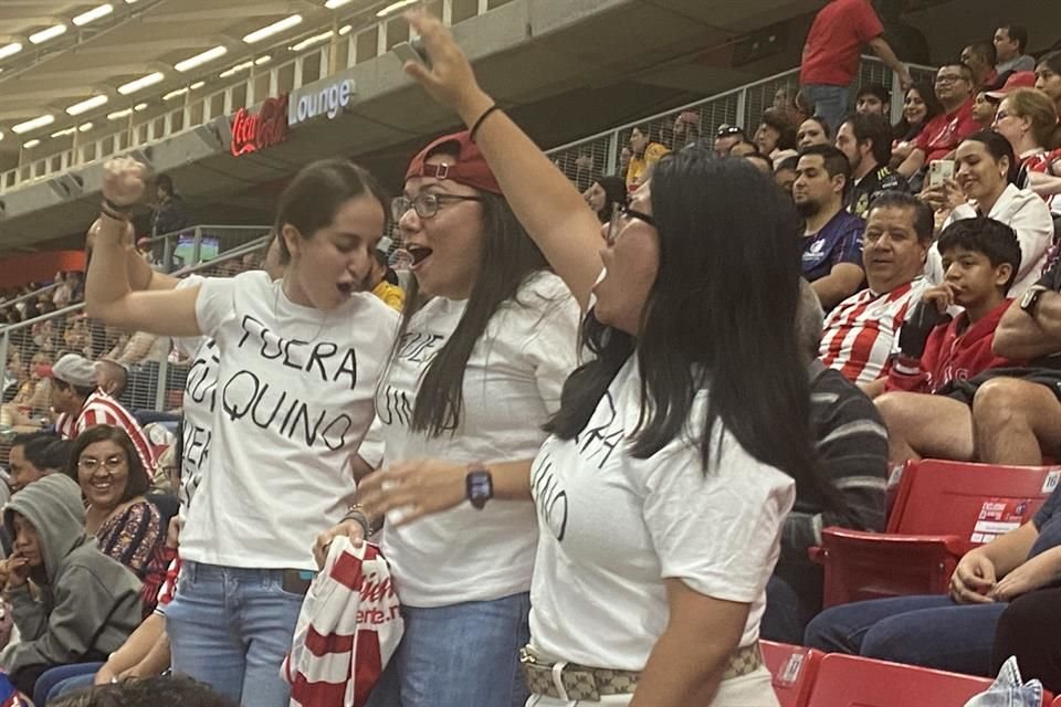 Aficionadas del Rebaño pidieron la salida del técnico rojiblanco Joaquín Moreno, y fueron desalojadas por personal de seguridad del estadio. 