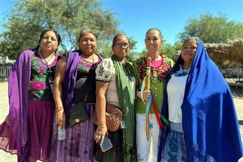 El viernes pasado, en Guaymas, Sonora, mujeres yaquis recibieron a Sheinbaum con un bastón de mando y una blusa bordada.