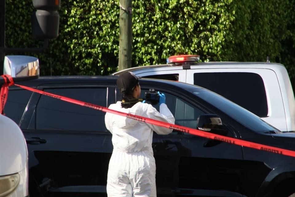 Un hombre fue asesinado a tiros cuando conducía una camioneta en Avenida Javier Mina y la Calle Porfirio Díaz, en la Colonia Zona Oblatos.