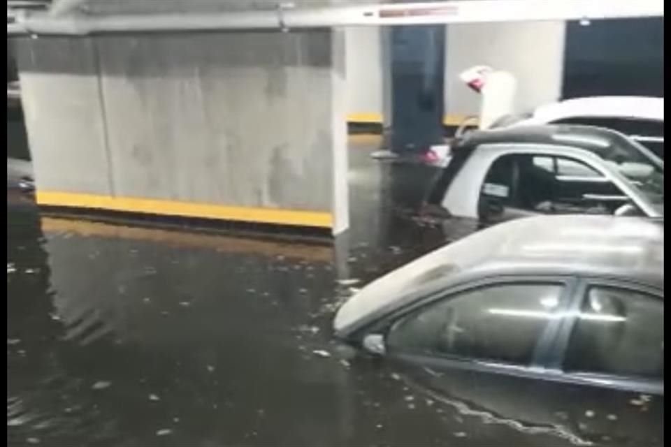 Los vehículos quedaron cubiertos en el sótano del edificio.