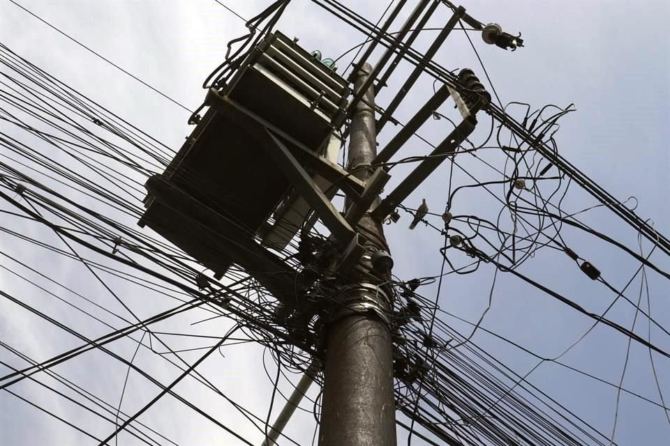 Los postes de luz con cables de empresas de televisión y en mal estado, son una problemática que se observa en prácticamente todos los postes.