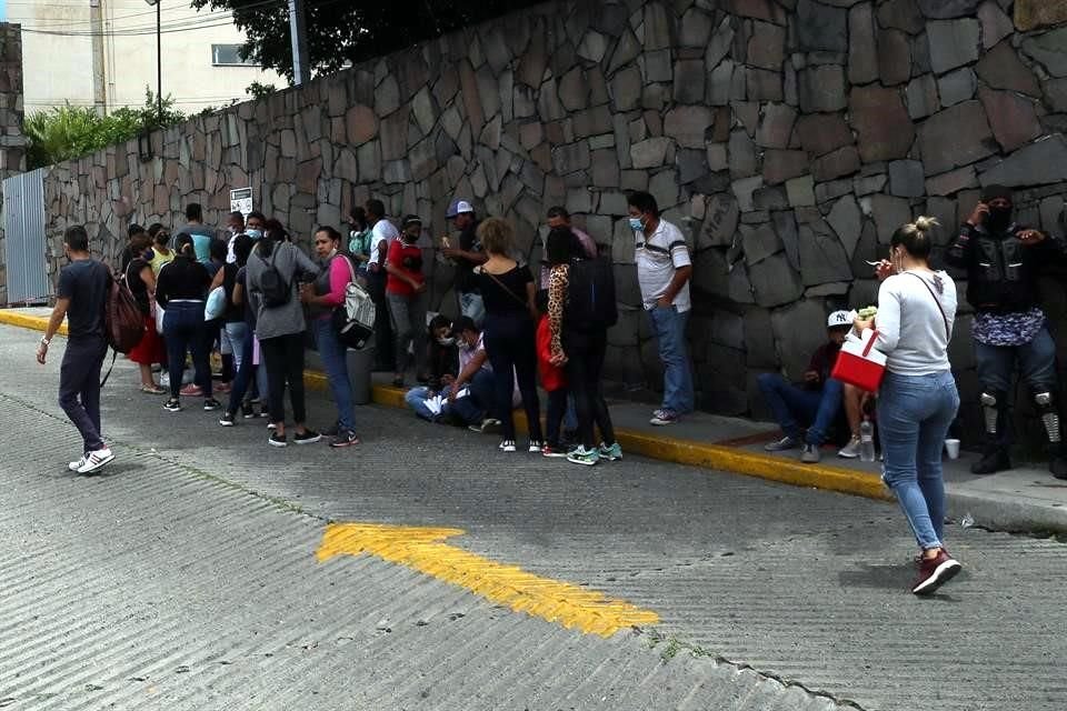 A las afueras del Hospital Civil Juan I. Menchaca, varias personas esperan información de familiares que ingresaron con síntomas de Covid.