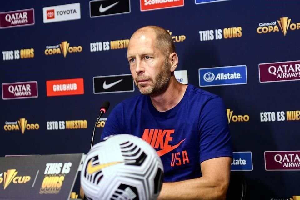 El técnico Gregg Berhalter solicitó atención al cuerpo arbitral en el juego ante México.