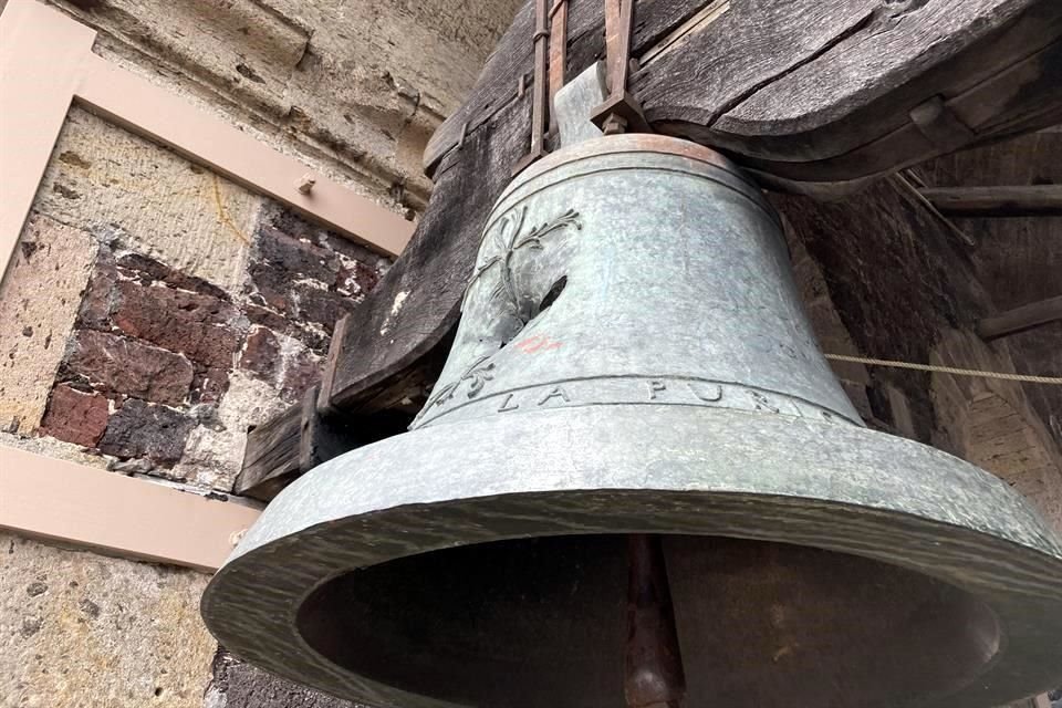 El 26 de diciembre de 1852 esta campana de Catedral recibió un cañonazo durante un asedio.