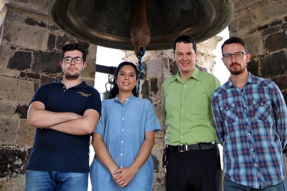Oswaldo Sánchez (campanero), Karen Luna (egresada de ECRO), Luis Hernández Rea (encargado de Archivo Histórico de Basílica de San Felipe Neri) y Ricardo Mejía, profesor de la ECRO.