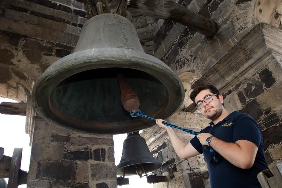 Oswaldo Sánchez, campanero de la Basílica de Zapopan en el campanario del templo de San Felipe Neri.