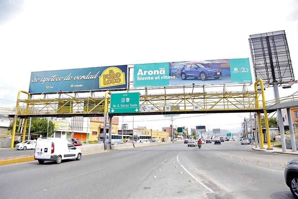Varillas expuestas, malla rota, escalones con agujeros y daños en la lámina son algunas evidencias del deterioro.
