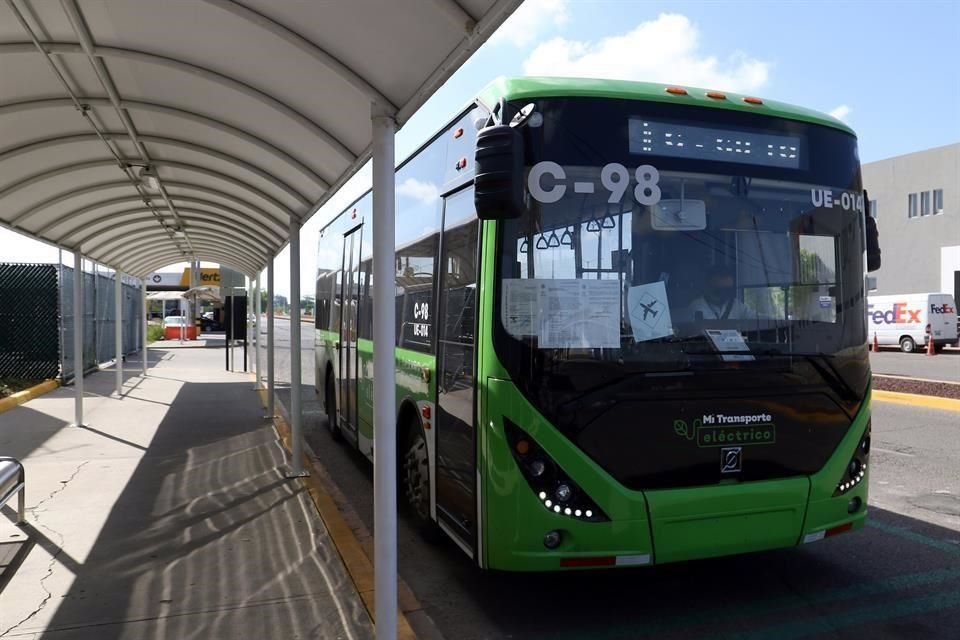 La primera ruta de transporte público que puede ingresar al Aeropuerto de GDL inició operaciones hoy, pero falta información para usuarios.