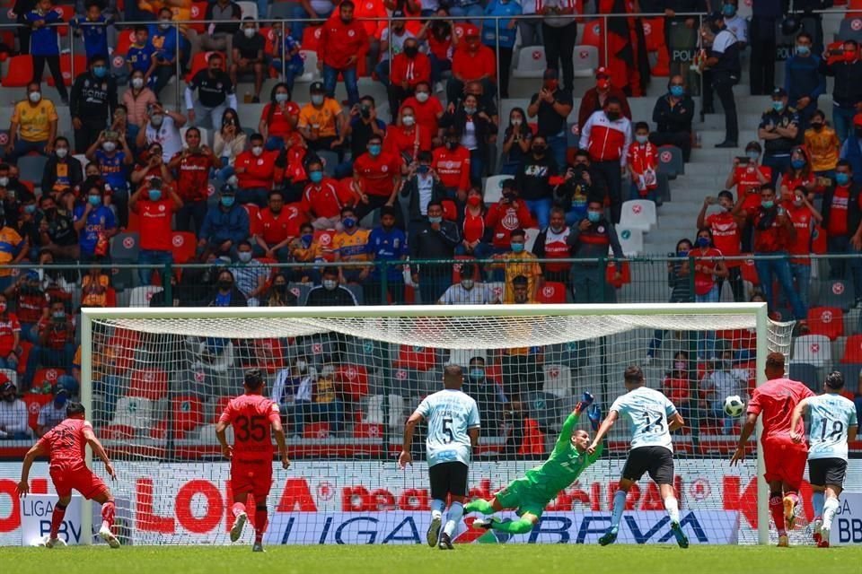 Nahuel Guzmán le atajó un penal a Pedro Alexis Canelo.