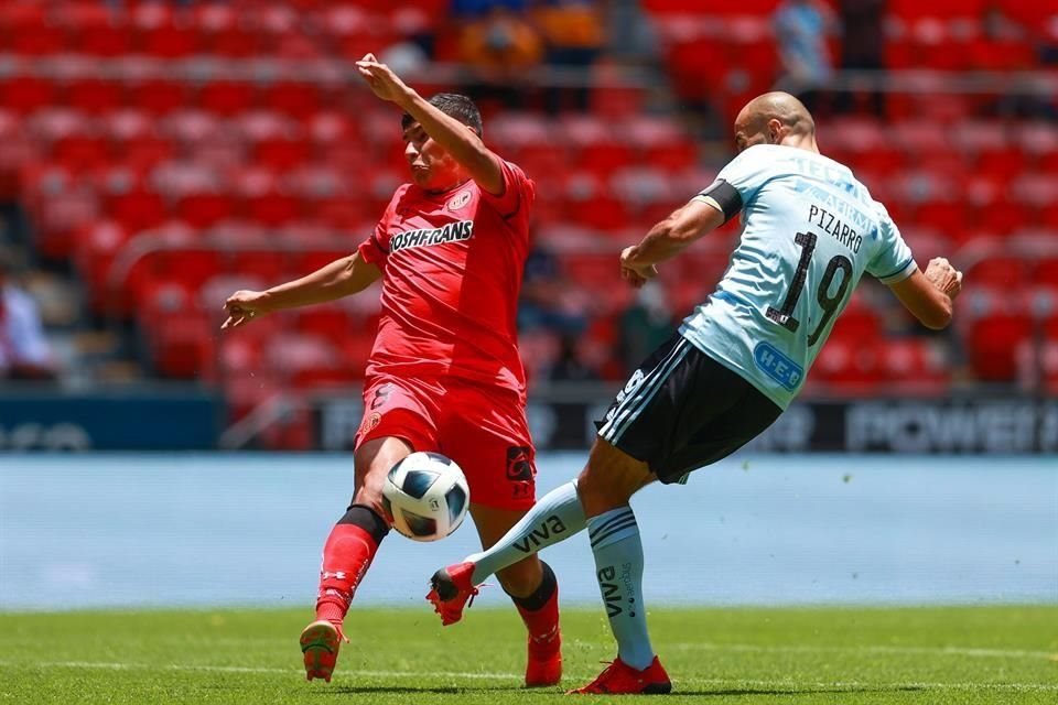 Guido Pizarro, quien había adelantado a los felinos en el marcador, fue expulsado del partido por doble amarilla.