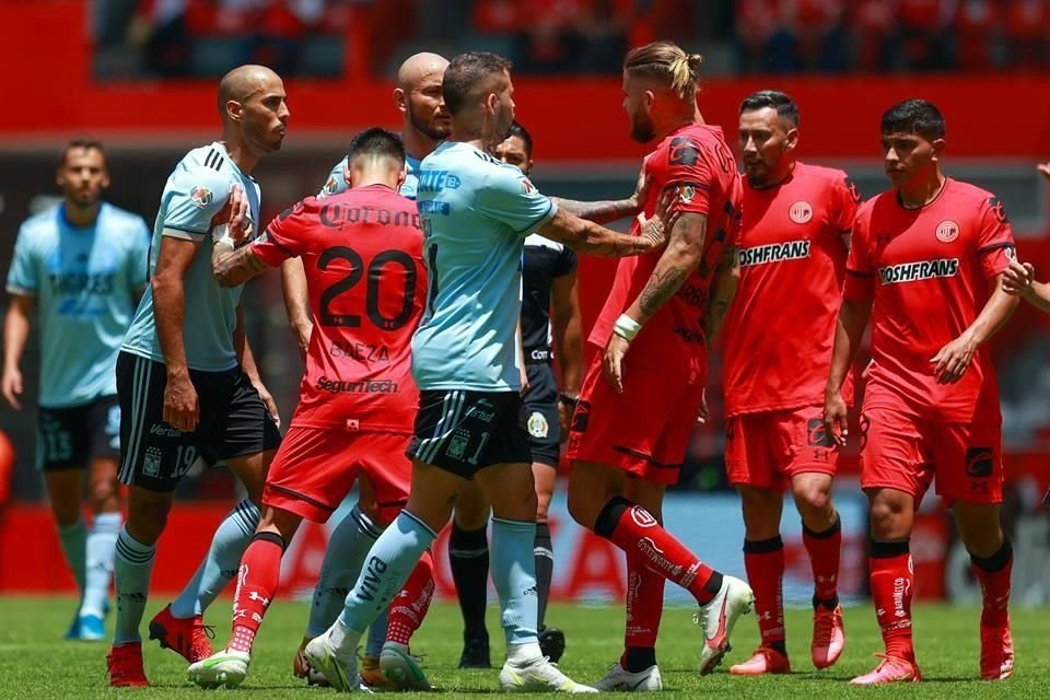 Los Tigres daban un buen juego, pero una expulsión de Guido Pizarro acaba por pesarle a los felinos y cayeron 3-1 ante Toluca.