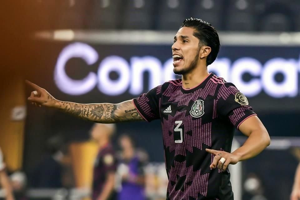Carlos Salcedo entró de cambio por Moreno.