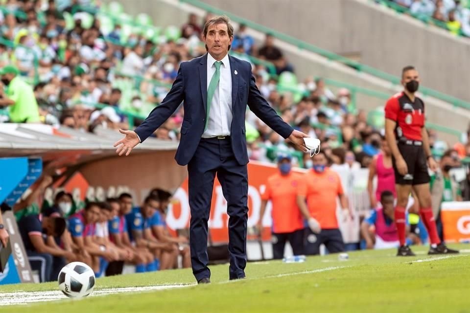 Almada terminó frustrado por el empate contra Cruz Azul.