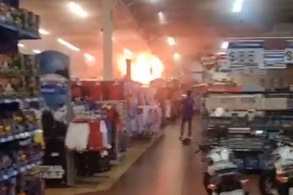 Declaraciones de testigos del incendio de un Walmart en Zapopan, señalan que no fue provocado, explicó el titular de Seguridad del Estado.