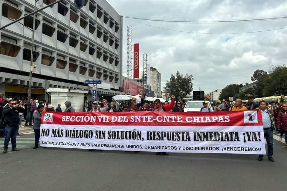 Agremiados de la CNTE de la Ciudad de México, Michoacán, Estado de México y Chiapas marchan para manifestar sus exigencias.